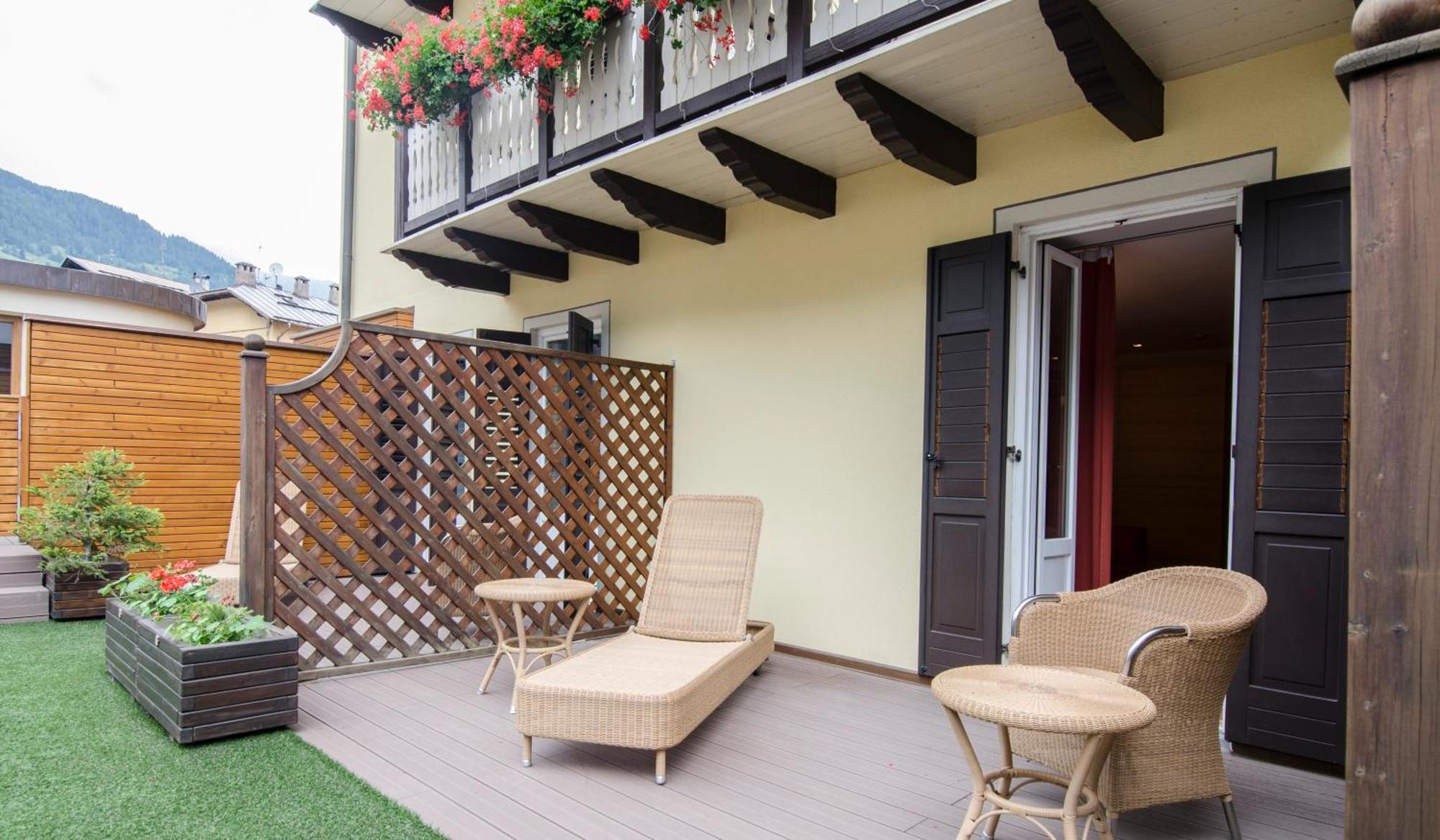 Hotel Cevedale Living Romance Hotel Cogolo Exterior photo